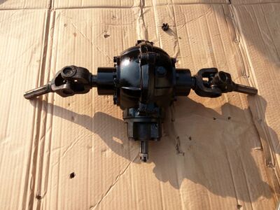 娱乐型卡丁车的结构简单,使用轻钢管车架,装配汽油发动机,气缸容积