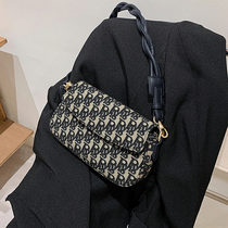 Counter quality 021 New Tide saddle underarm bag niche baguette bag fashion shoulder shoulder bag small square bag