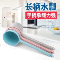 Long handle plastic water scoop baby wash water spoon Kitchen thickened water scoop water scoop Children Baby Bath scoop