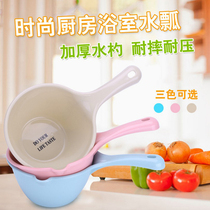 Thickened water ladle long handle plastic water spoon kitchen water scoop baby baby child bath shampoo cup shampoo cup