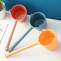 Long-handled water spoon plastic thickened water scoop kitchen household vegetable watering water spoon simple solid color water scoop with mouth to scoop water