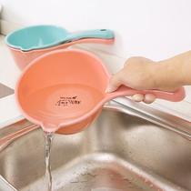 Thickened plastic water scoop Kitchen long handle water scoop Plastic shower bath water scoop Baby bath water scoop scoop