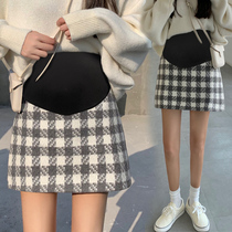  Pregnant womens skirts wear fashion models outside autumn and winter tide mother plaid short skirt winter Korean version of the hip A-line skirt womens trouser skirt