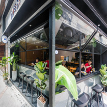 Beautiful fast food restaurant convenient to attract customers waterproof customizable soundproof glass door multi-choice electric load-bearing thickened folding window
