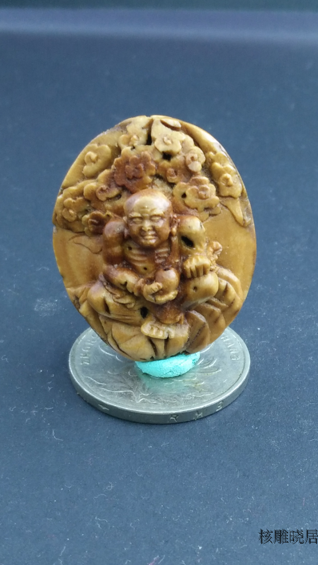 纯手工桃核雕刻精品,潍坊核雕.野生桃核雕刻宝宝辟邪.持钵罗汉