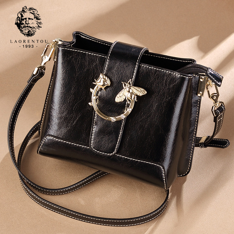 Old lady's head leather bag 2019 new fashion Korean version Baitao lady's new small bag with one shoulder inclined bag lady