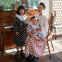 The tree art day department girls dress up with a dress and a dress and a half skirt baby climb to the spring