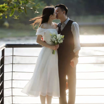 The collar license white small gown can normally be worn with a small sub-style light wedding dress with a small white dress for the registration of a small white dress