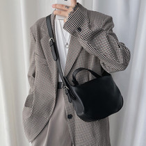 South Korean extreme minimalist leather dumplings with neutral wind male and female hands carrying single shoulder bag Leisure 100 hitch Tide Satchel