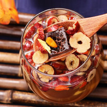 Eating brown sugar nourishing Qi insufficient blood conditioning men and women menstruation low amount of red dates longan wolfberry health tea