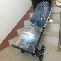 On the stairs aid climb heavy lifting artifact climb hauling water tong che bottled water xiao la che pushing water rider