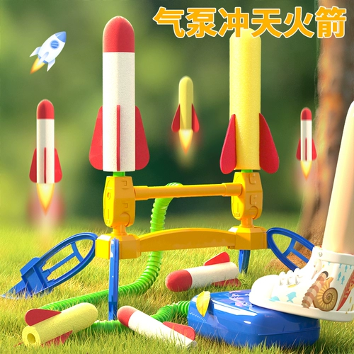 Детская нога ступенька на небо маленькие ракетные игрушки на открытом воздухе стреляют летающие пистолеты