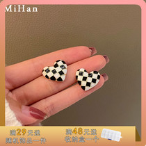 S925 Silver Needle Retro Contrast Love Earrings Hong Kong Wind Chessboard Plaid Earrings Simple and Small New Earrings 4072