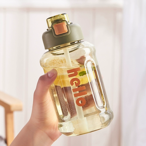 Большой -кубок водой.