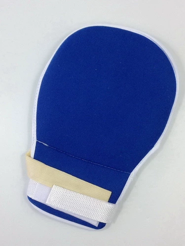 Старик пималиста ограничен перчатками, чтобы предотвратить царапину пациентов.