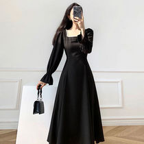 Hepburn wind small black skirt autumn 2021 New temperament waist thin retro black long sleeve square collar dress