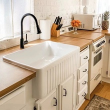 Скандинавская американская кухня, керамическая раковина, посудомоечная ванна, большая посуда, открытый шкаф Farmhouse sink