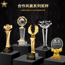 Handshake trophy custom cooperation win-win crystal trophy creative excellent dealer team trophy lettering globe