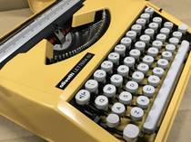 VINTAGE] Brazilian Oliviti olivetti Lettera82 yellow VINTAGE English typewriter