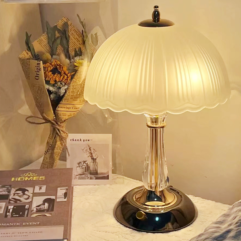 ハイエンドの家庭用小さなテーブルランプ寝室のベッドサイドランプ高見えナイトライト女の子暖かい雰囲気マスターベッドルームレトロ結婚式
