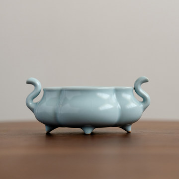 宋汝窯青釉緑釉三本足香炉  美品  陶磁器 宋汝窯青釉緑釉三本足香炉 美品 陶磁器 青釉