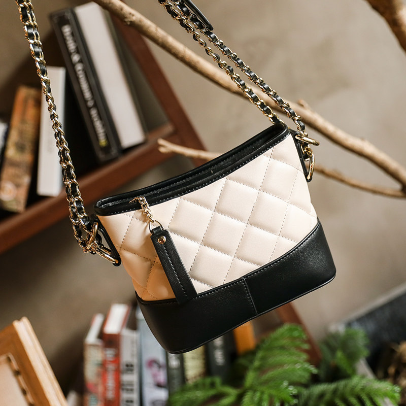 Hong Kong womens bag new small fragrance wind stray bag one-shoulder slant bag 100 chain bucket bag star the same