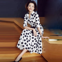 Star same dress with dress 2022 Early spring name Yuanyan temperament elegant end of the atmosphere Atmospheric Conspicuation Polo Dot Banquet Dress Woman