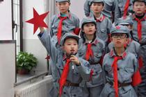 Childrens red song chorus Red star sparkle props Five-pointed star hand students childrens singing competition dance performance