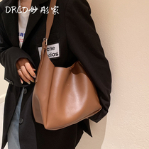 French DRCO leather womens bag retro large capacity bucket bag foreign style shoulder bag autumn and winter New Wild Hand bag