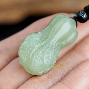 翡翠白菜 置物 中国新疆和田玉？ 翡翠白菜 置物 中国新疆和田玉？ 中国製白菜宝石玉