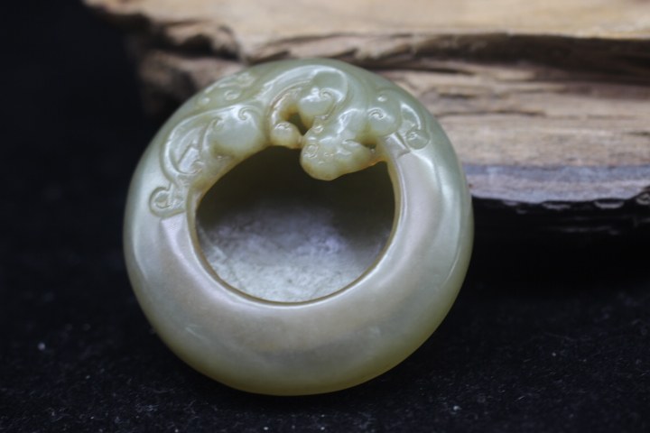 中国古美術品　清の時代　和田青白玉 砡　梅文筆洗　蘇工　172g 中国古美術品 清の時代 和田青白玉 砡 梅文筆洗 蘇工