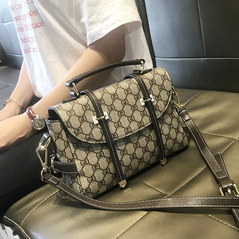 Bag female 2018 new fashion wild shoulder bag diagonal handbag simple atmosphere small square bag ladies bag