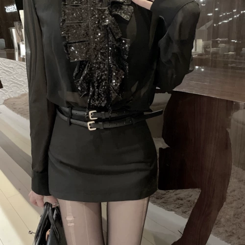 Виола [длинные ноги и полустояние] супер 超 超 的 的 的 v V V мини -юбка с низкой талией черная пояс горячая девушка наполовину юбка