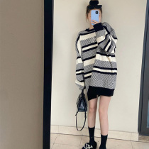 Autumn and winter small fragrant wind sweater female oversize wind black and white stripes cashmere fragrant grandmother high-grade sweater lazy wind