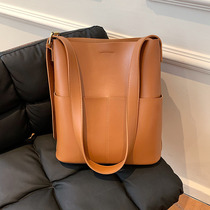 Autumn and winter vintage Brown big bag female 2021 New Wild large capacity class commuter shoulder crossbody bucket bag