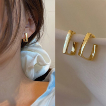 2021 summer new earrings womens French niche design sense stud earrings ins air quality high-end light luxury trend