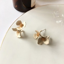 Hong Kong (designer) RVY 2021 New Chaofeng Camellia earrings temperament fresh petals Joker women