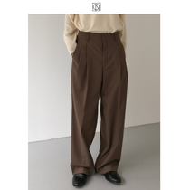 If you want to be thin and comfortable you should be fashionable and worry-free. It is still straight and loose trousers to accompany you to the end.