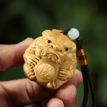 Yellow Poplar Wood Carving of Cairou Handlebar Pieces of the Leopard Leopard to Hold the Ball Mens Wen Play and Transfer the Playing Pieces to the Wang Chaishiu Pendant