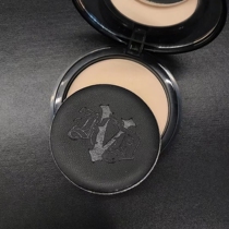 Spot US Kat Von D KVD matte oil control makeup honey powder cake K sister recommended light