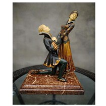 (Veroni European-style crafts) Art figures resin painted ornaments-Gentleman one-legged kneeling proposal