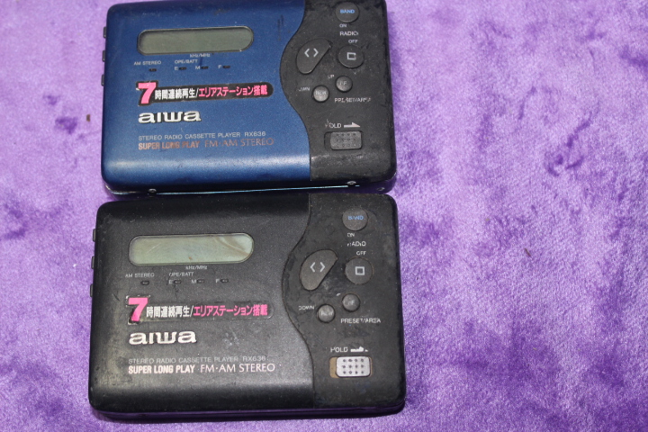 2-Handed AIHUA RX636 Tape Walkman is in good condition