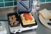 British net celebrity multi-function breakfast machine Sandwich light food machine Small household waffle toast bread press baking machine