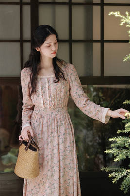 taobao agent Retro dress with sleeves, French retro style, square neckline, floral print, long sleeve, autumn