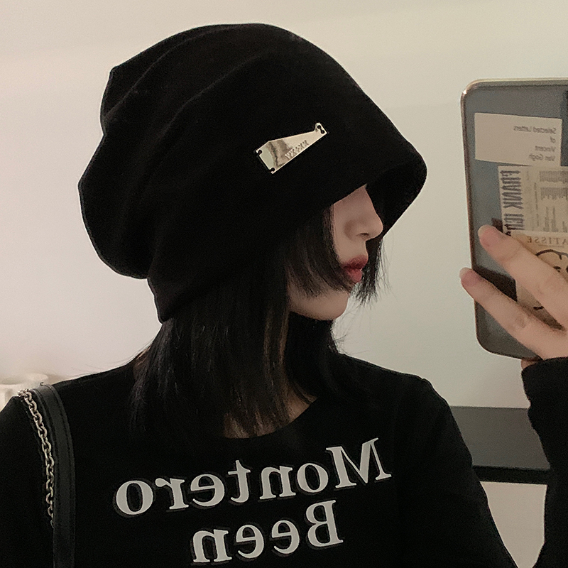 女性のための黒のパイル帽子韓国語バージョン多用途インインターネット有名人メタルラベルコールドハット顔見せる小さな大きな頭囲丸頭トレンディな帽子