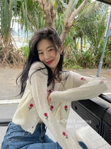 Knitted cardiovert suit female spring 2022 Heavy work embroidered flowers little fresh and short vest two sets of blouses