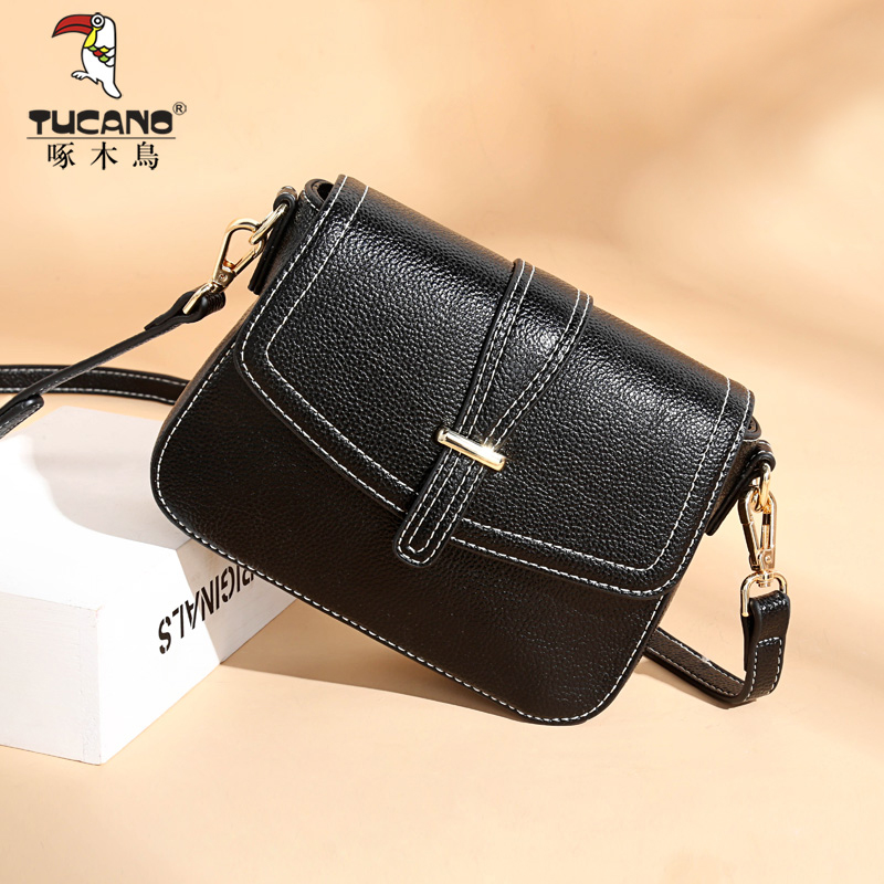 Woodpecker lady's bag with one shoulder and one shoulder and one shoulder and one shoulder and one shoulder and one shoulder and retro black bag with Korean version of fashionable lady's bag with one shoulder and one shoulder and small square bag