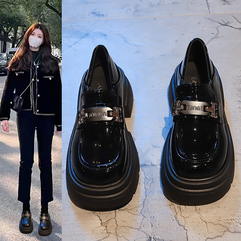 金属バックル厚底ローファー女性のための 2024 春の新作太いヒール深口シングルシューズカレッジスタイルのスリッポン小さな革靴