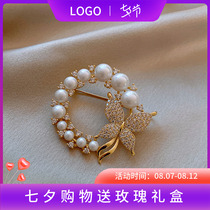 Summer high-end pearl brooch womens scarf buckle anti-light pin buckle 2021 new trendy suit clothes accessories
