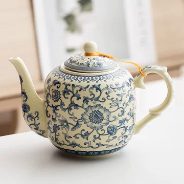 ※中国古美術/青花纏枝蓮弁紋蓋付文壺/(底款:大清康熈年製) 中国古美術/青花纏枝蓮弁紋蓋付文壺/(底款: